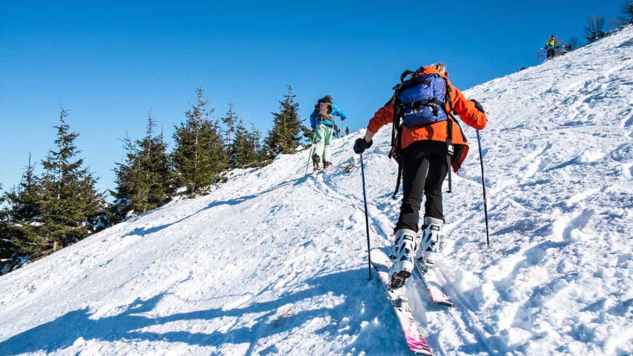 Skialplinisti na tatranskom kopci. Foto: Depositphotos.