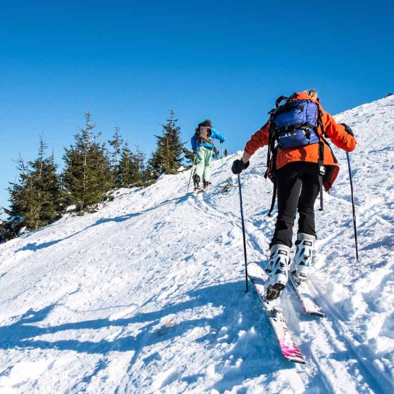 Skialplinisti na tatranskom kopci. Foto: Depositphotos.