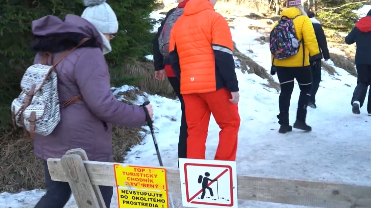 Zákaz vstupu na chodník turisti porušujú