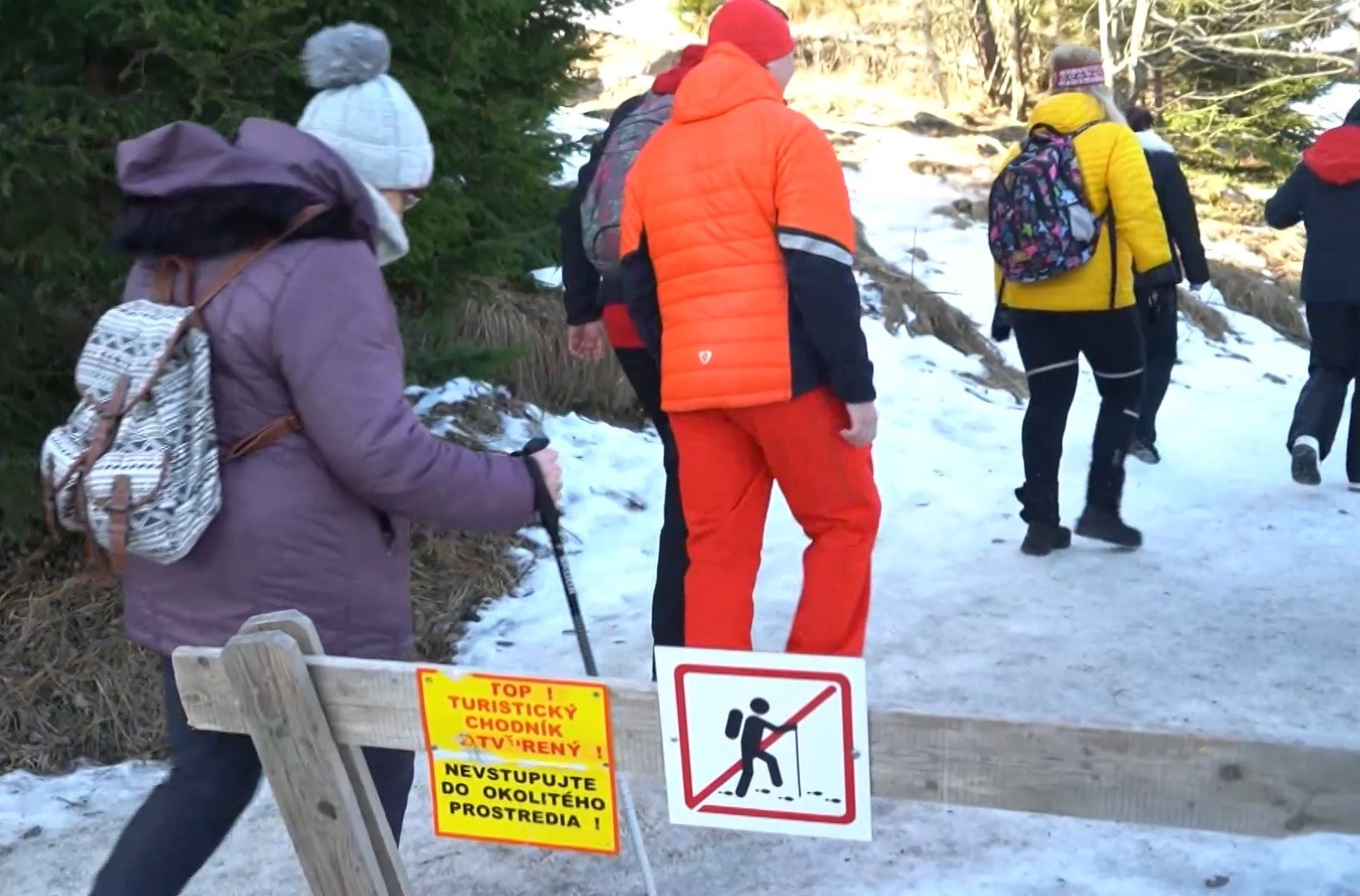 Zákaz vstupu na chodník turisti porušujú