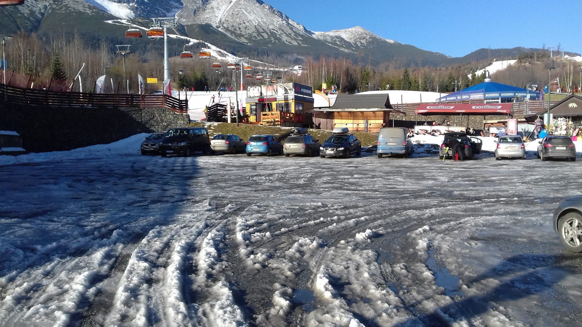 Motoristická verejnosť vníma parkovanie v Tatrách ako problém, ktorý treba riešiť