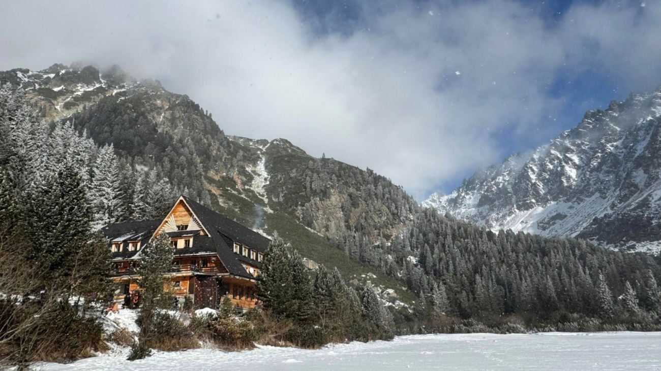 Zimná nádhera na Popradskom Plese. Emóciu môže zakaliť zlodejina