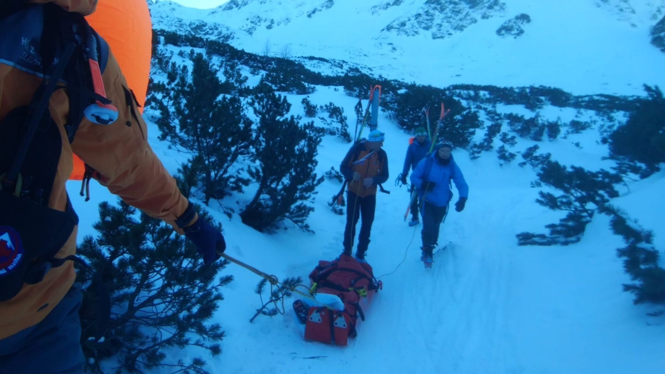 Skialpinista padal doľu žľabom asi dvesto metrov