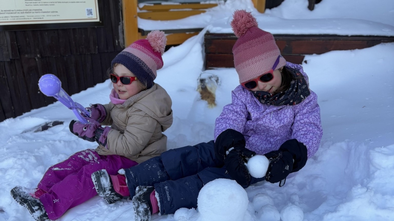 Stavanie snehuliakov - to je aj radosť