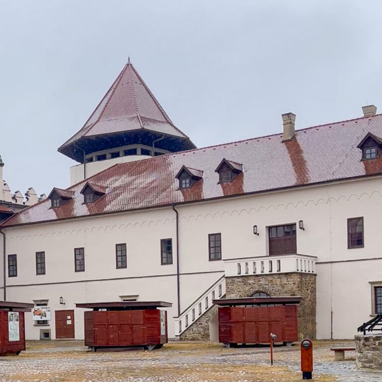 Pohľad na nádvorie Kežmarského hradu. Foto: Gabriela Kinčoková.