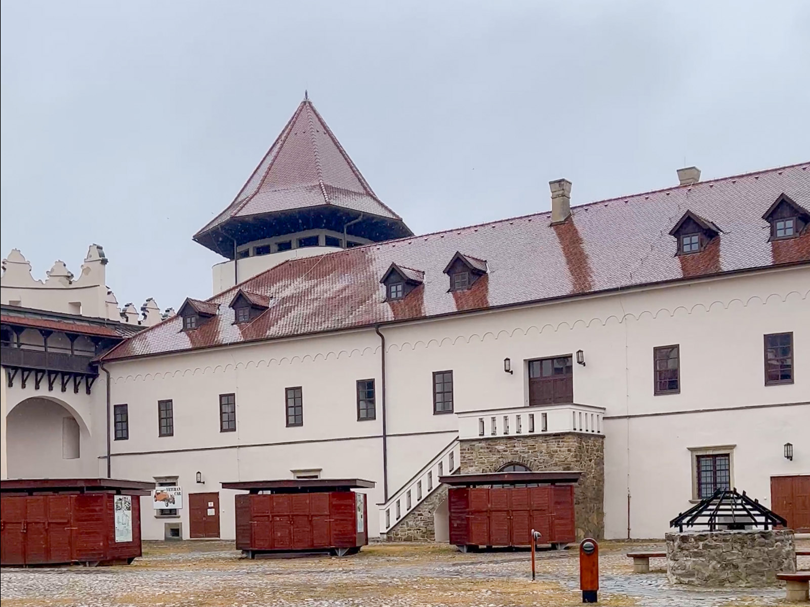 Pohľad na nádvorie Kežmarského hradu. Foto: Gabriela Kinčoková.