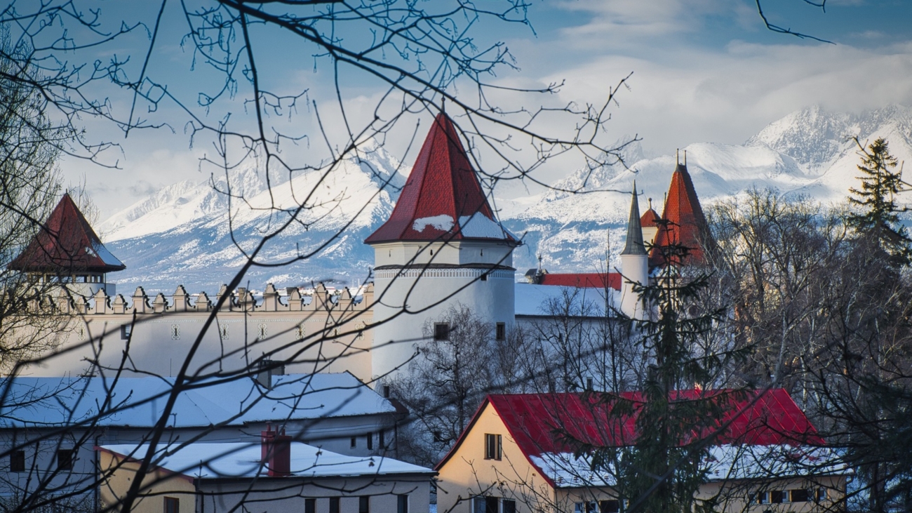 Zasnežený Kežmarský hrad s Tatrami akoby na dosah ruky. Foto: Vladimír Šterbák.