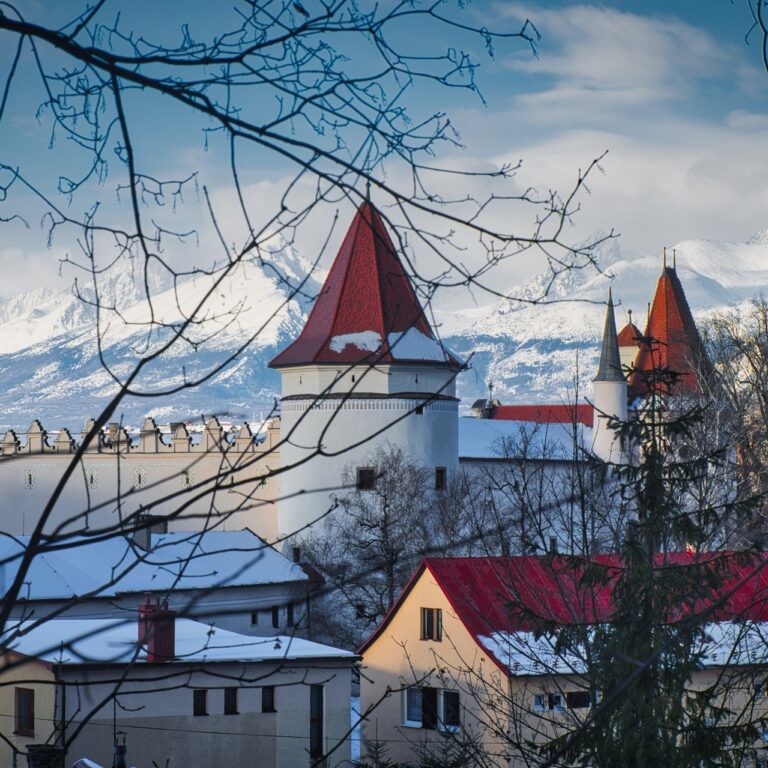 Zasnežený Kežmarský hrad s Tatrami akoby na dosah ruky. Foto: Vladimír Šterbák.