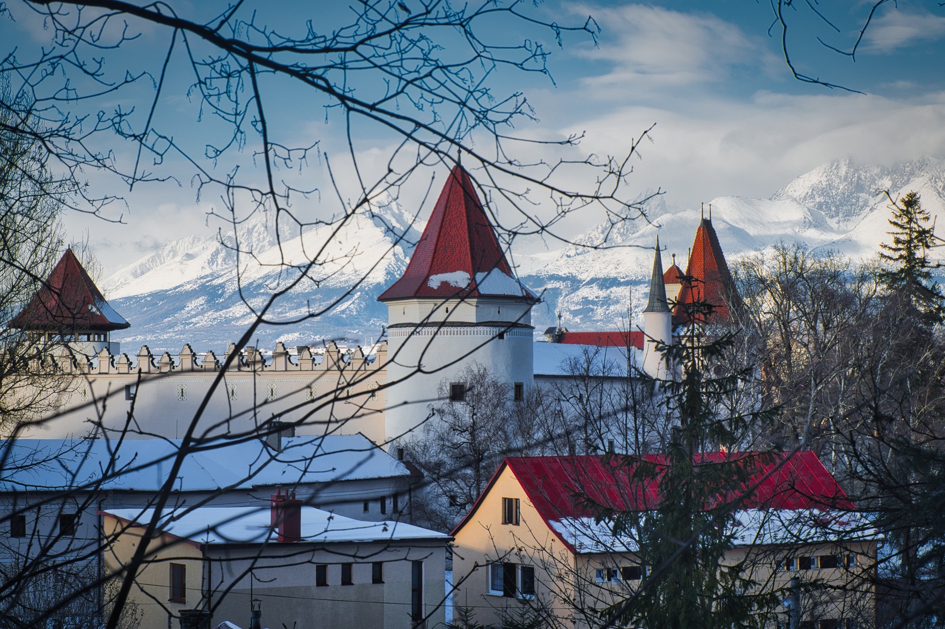 Zasnežený Kežmarský hrad s Tatrami akoby na dosah ruky. Foto: Vladimír Šterbák.