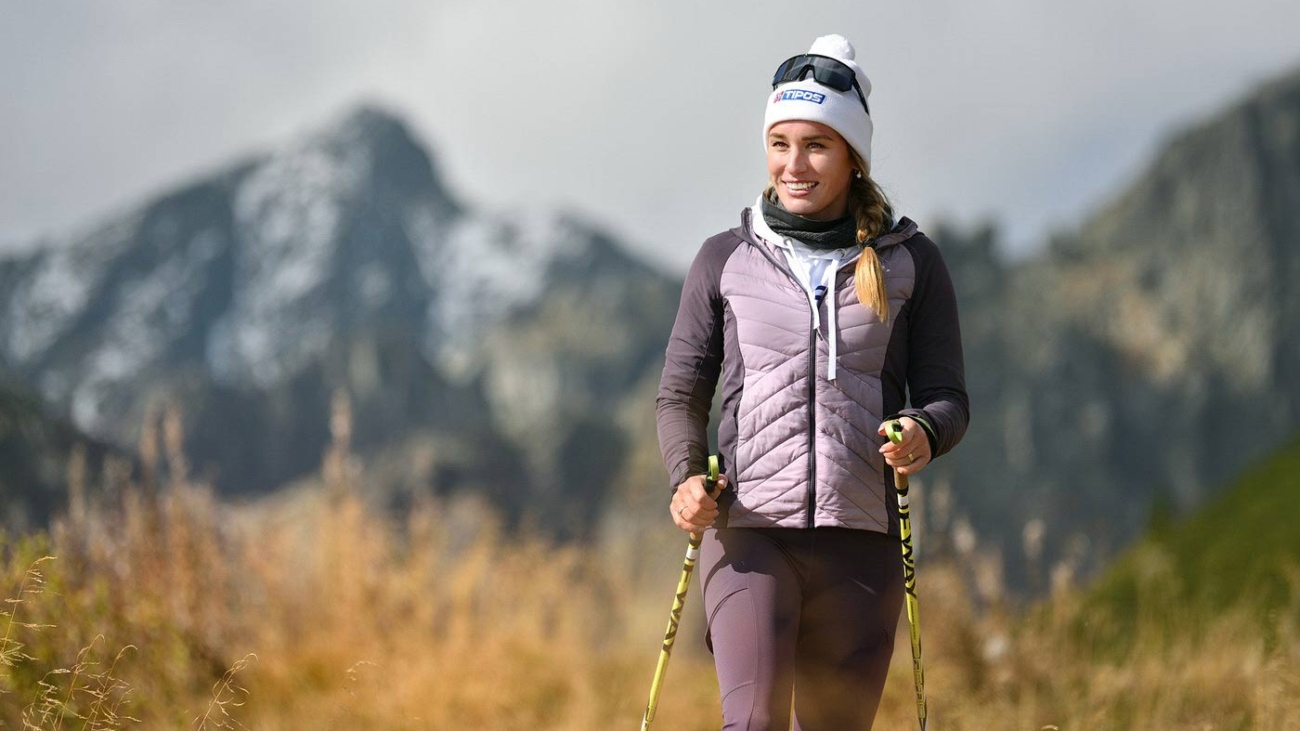 Biatlonistka Paulína Bátovská Fialková počas natáčania vo Vysokých Tatrách. Foto: Marek Hajkovský.