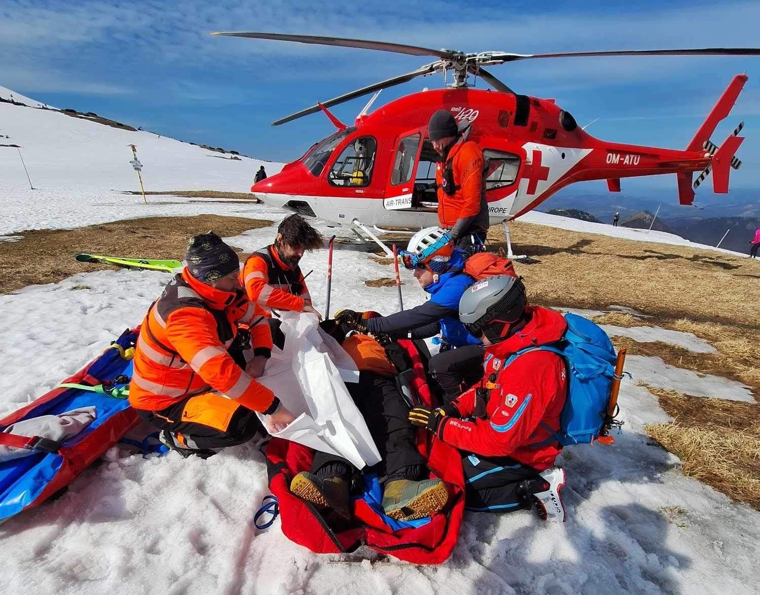 Horskí záchranári na svahy lietali hlavne k zraneniam končatín, hlavy a chrbtice