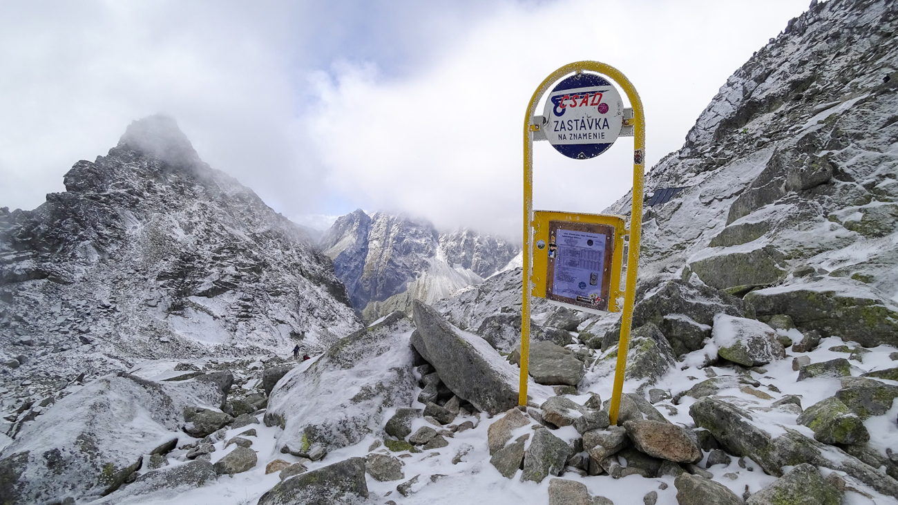 Autobusová zastávka pri Chate pod Rysmi. Foto: Depositphotos.