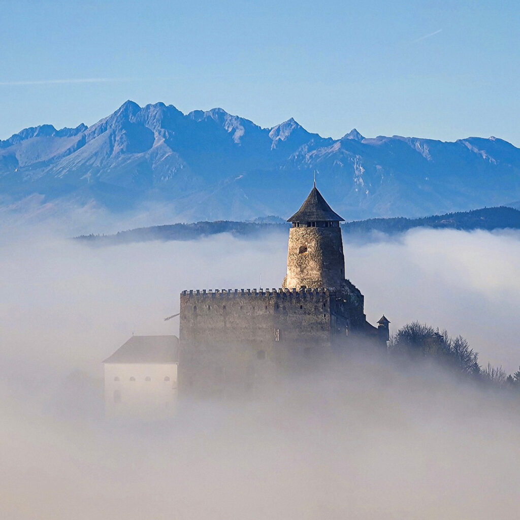 Ľubovniansky hrad v oblačnom opare, v pozadí s Tatrami. Foto: Adrian Je.