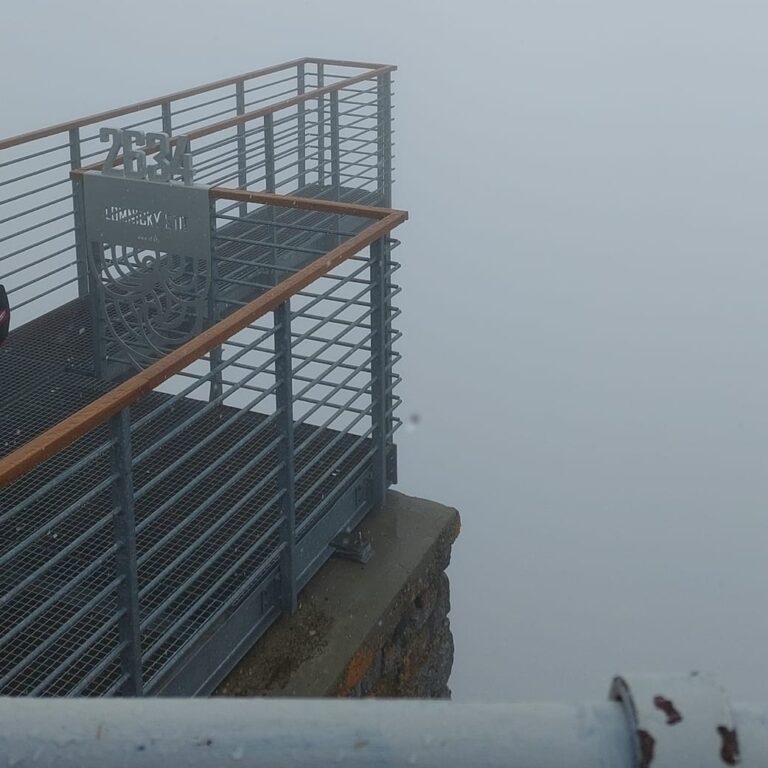 Zahmlený výhľad z Lomnického štítu. Foto: Pala Hajek.