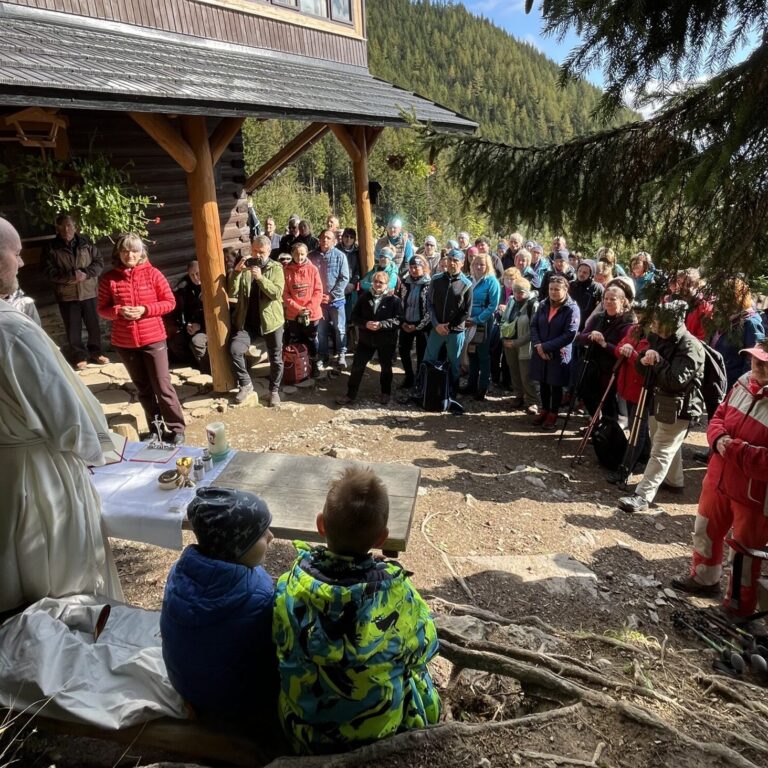 Omše na horách sa stretli s veľkým záujmom turistov aj v Tatrách. Foto: zdroj Rímsko-katolícka farnosť Vysoké Tatry.