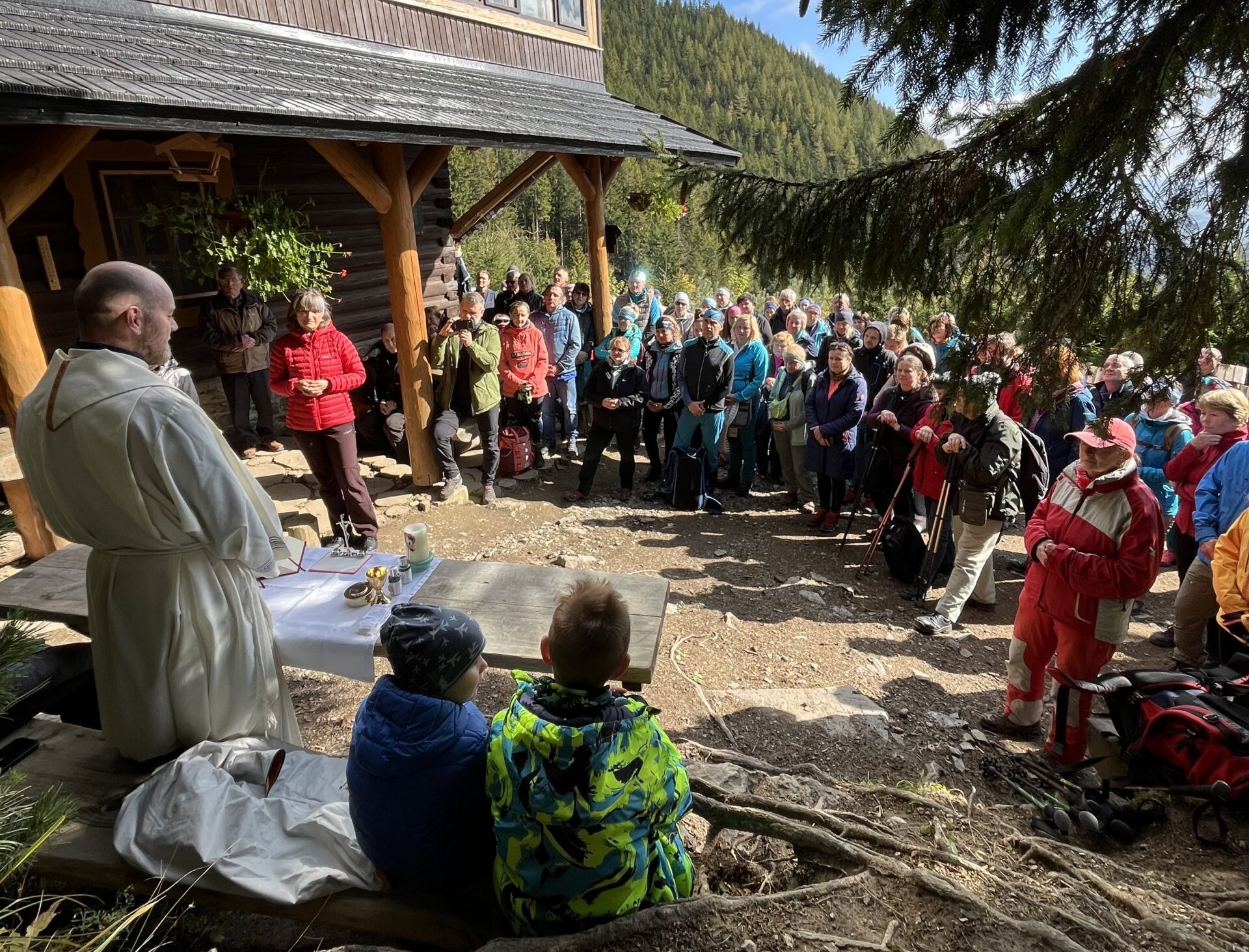 Omše na horách sa stretli s veľkým záujmom turistov aj v Tatrách. Foto: zdroj Rímsko-katolícka farnosť Vysoké Tatry.