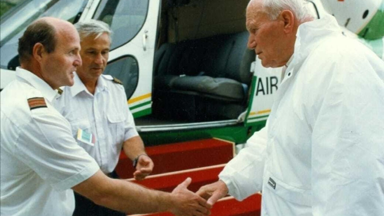 Ján Pavol II. s pilotmi Tiborom Nosianom a Milanom Hoholíkom pred vyhliadkovým letom