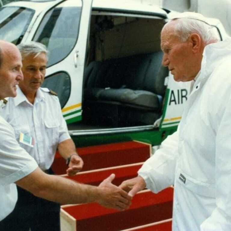 Ján Pavol II. s pilotmi Tiborom Nosianom a Milanom Hoholíkom pred vyhliadkovým letom