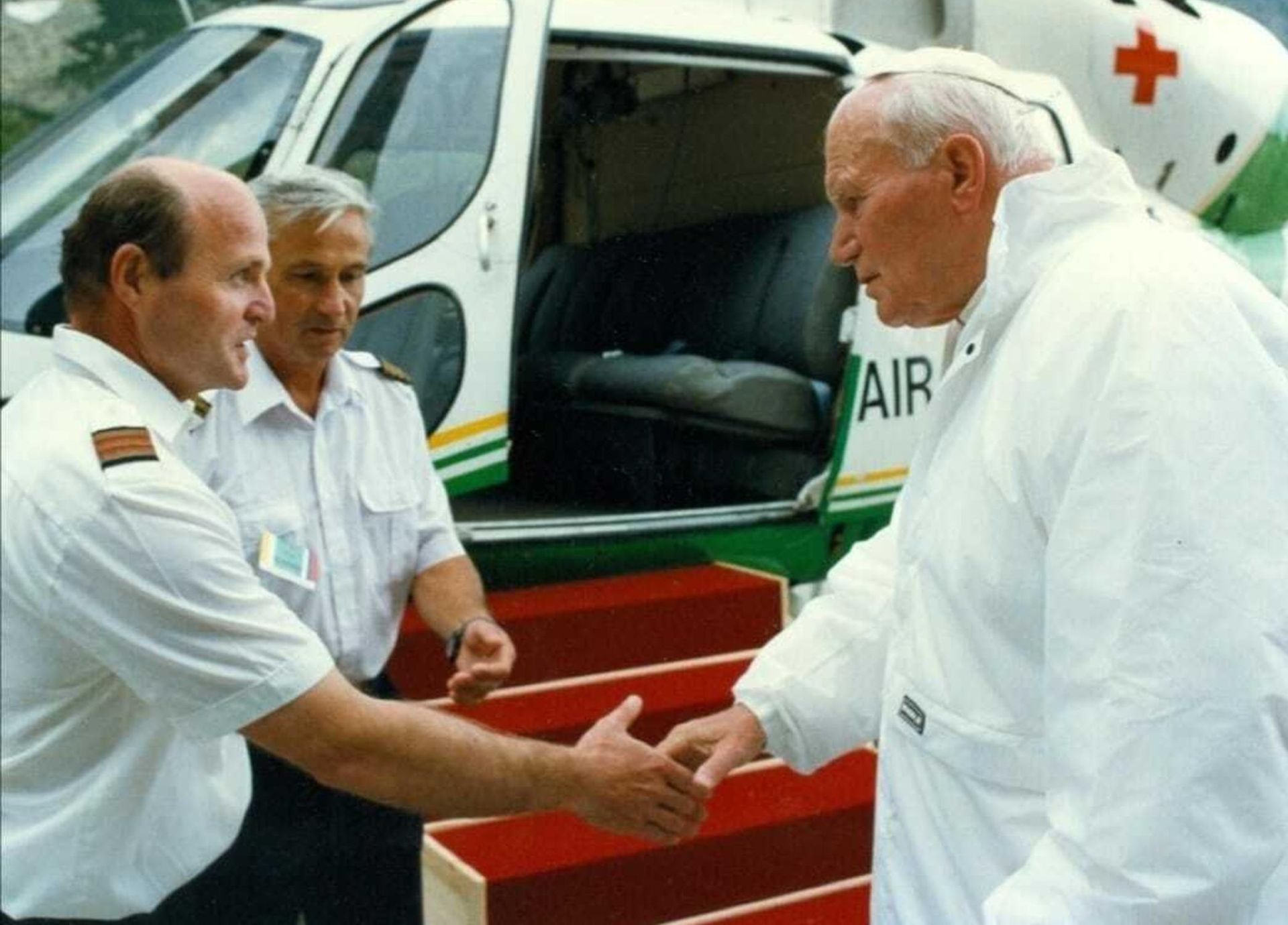 Ján Pavol II. s pilotmi Tiborom Nosianom a Milanom Hoholíkom pred vyhliadkovým letom