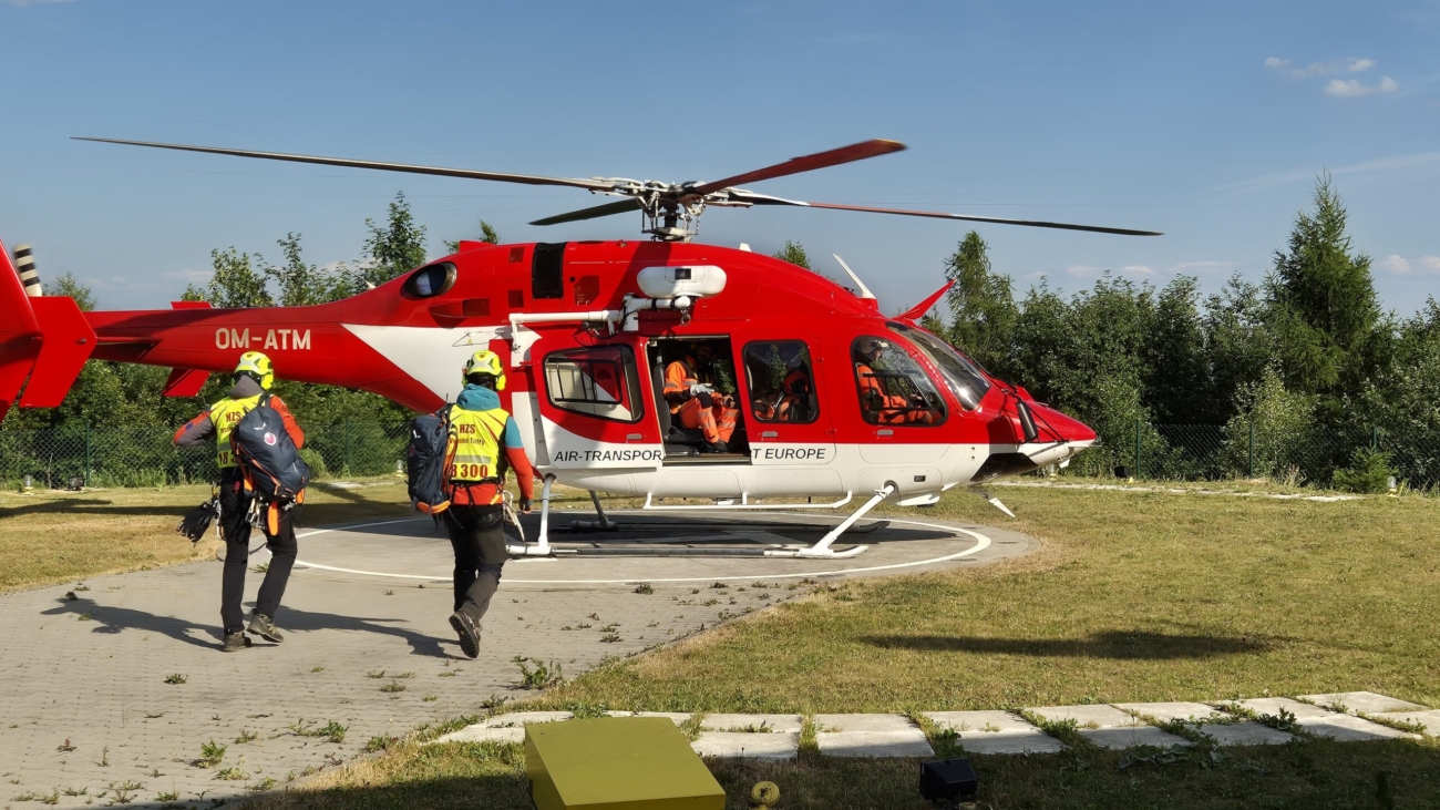 Horskí záchranári spolu s posádkou VZZS štartujú k turistovi