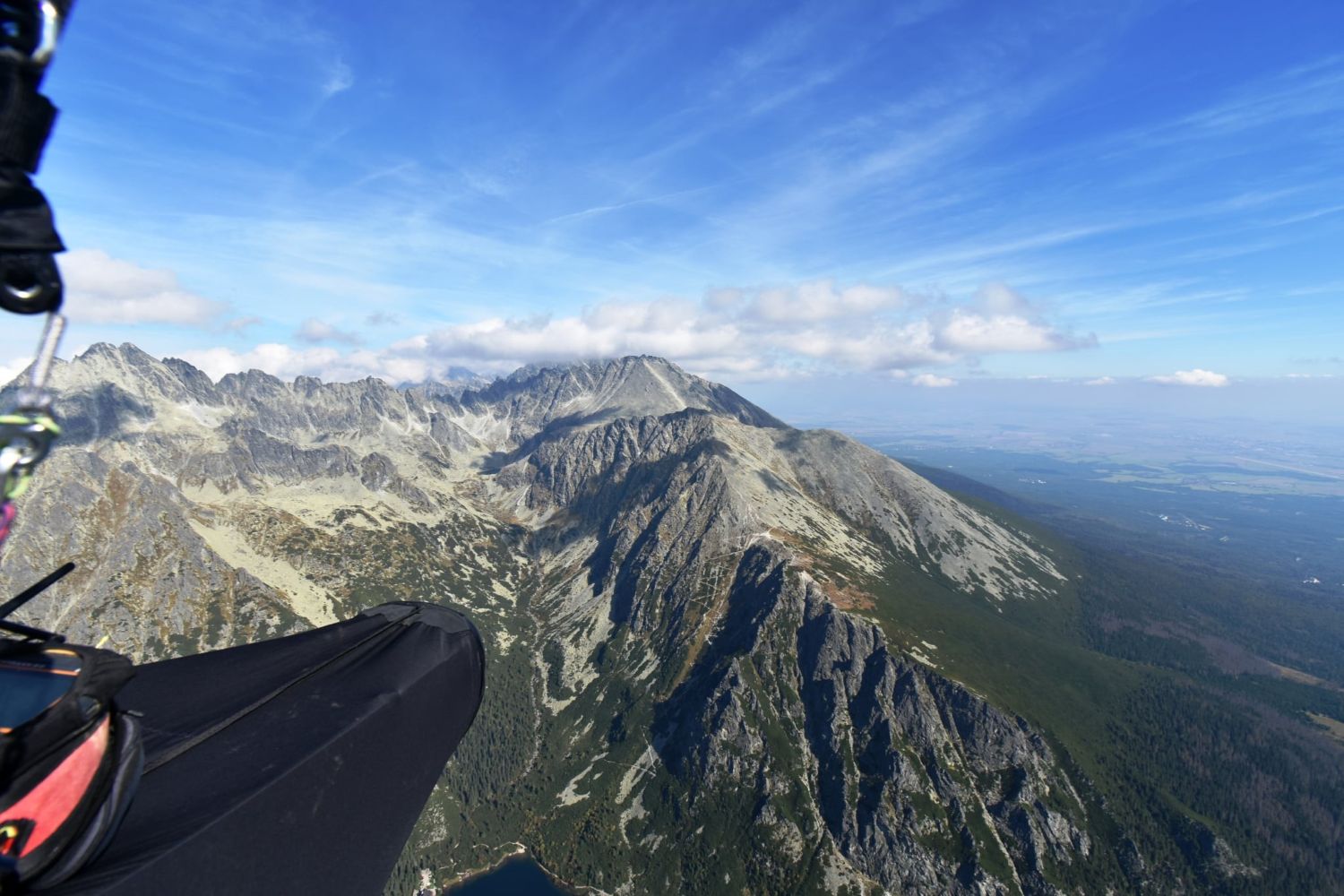 Paraglidista nad Tatrami