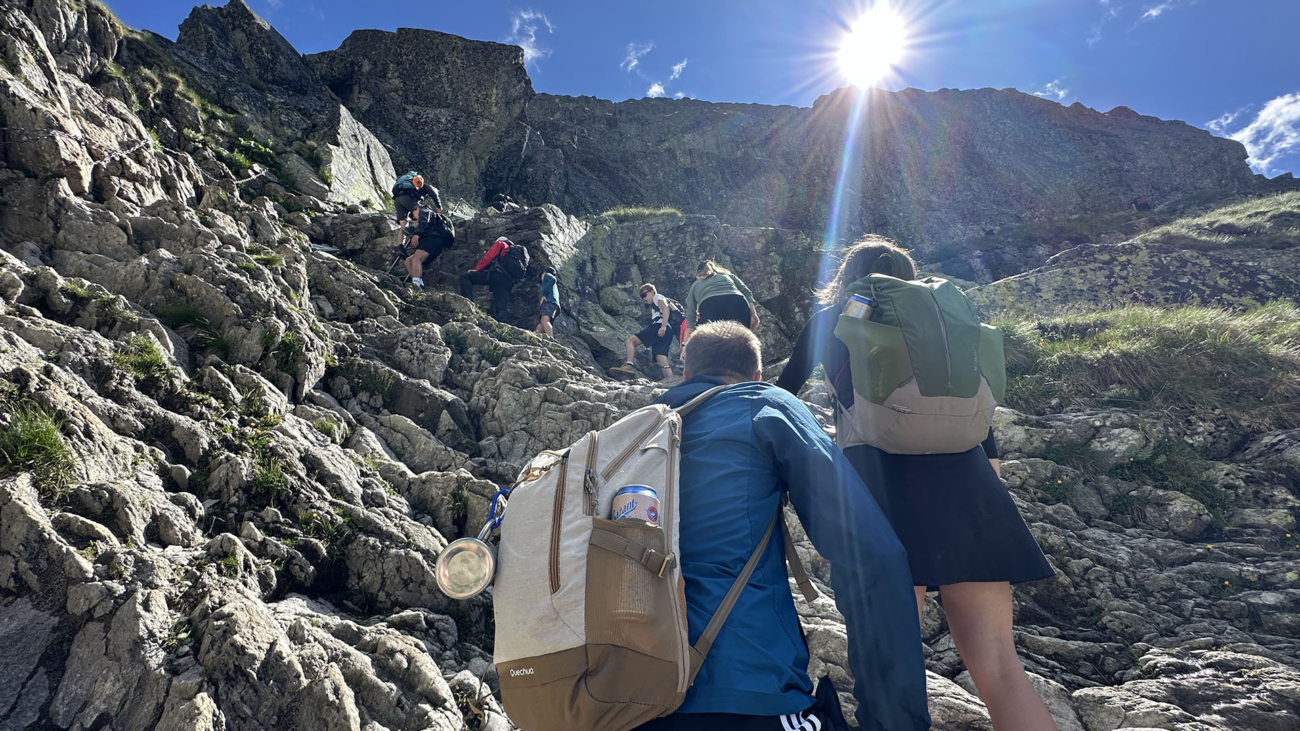 Výstup na Chatu pod Rysmi po kamennom chodníku. Foto: Monika Janigová.