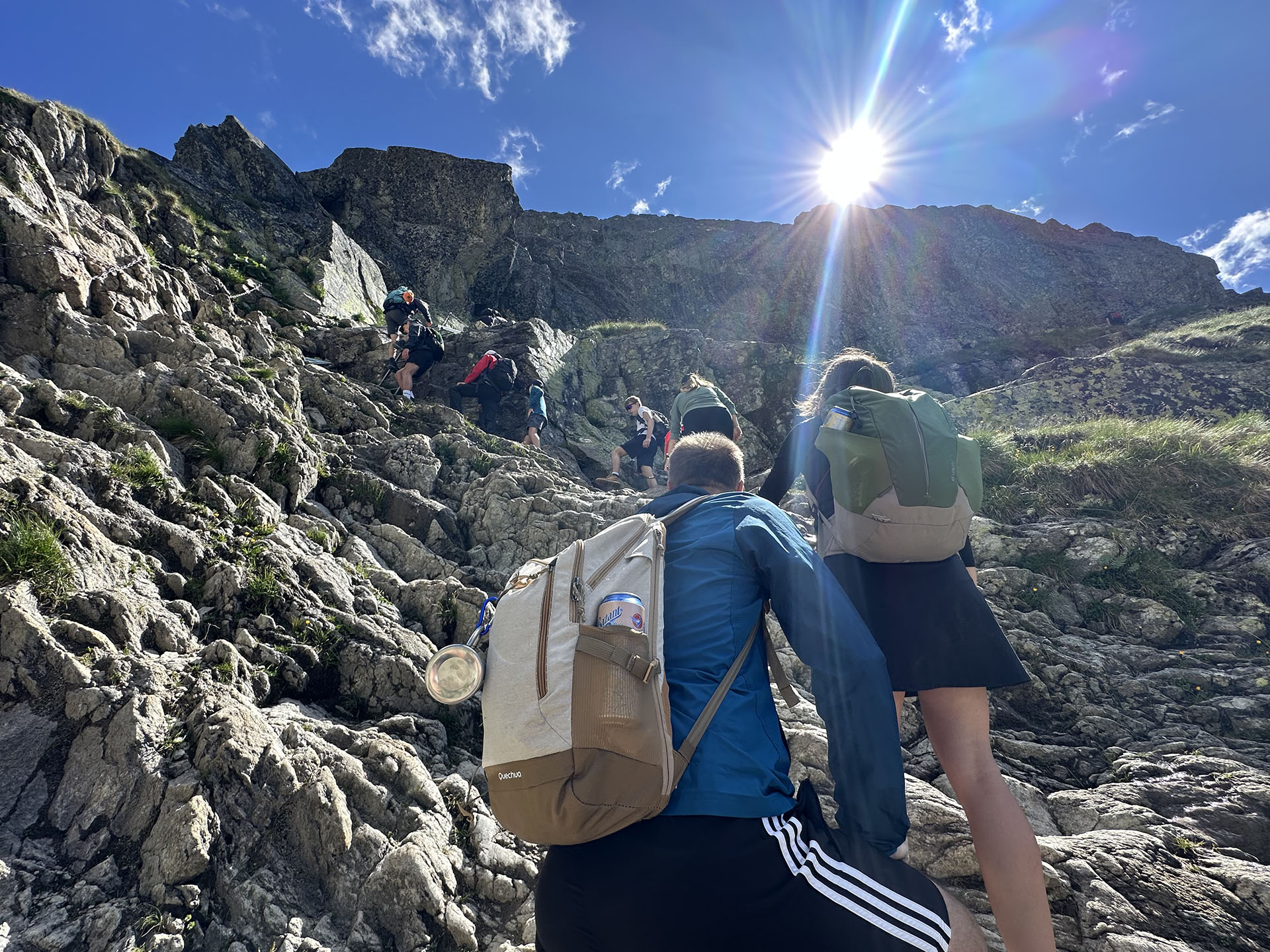 Výstup na Chatu pod Rysmi po kamennom chodníku. Foto: Monika Janigová.