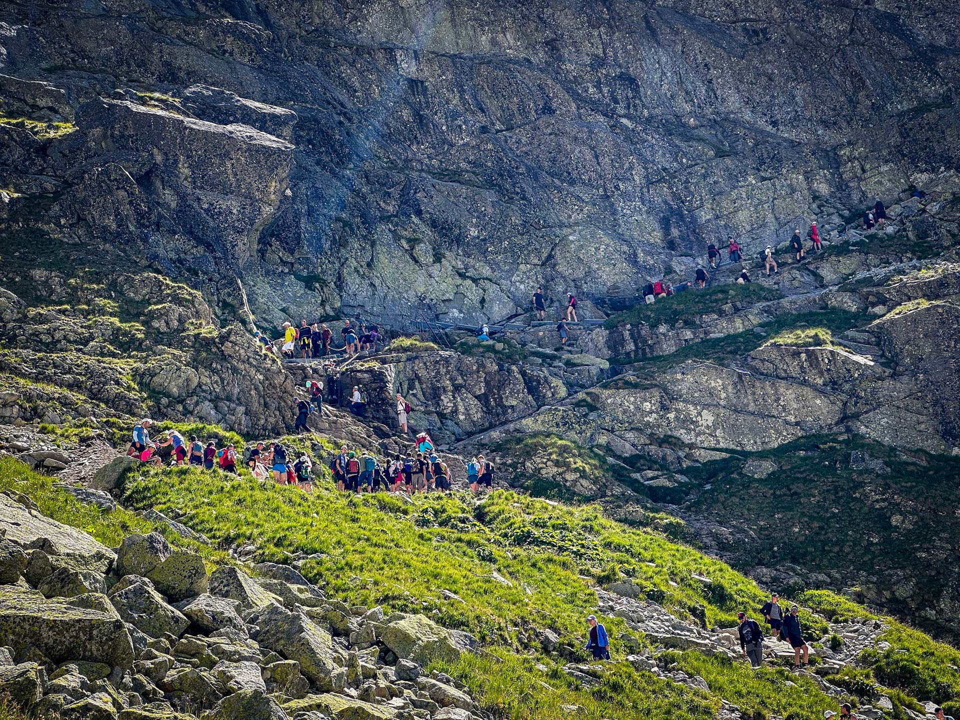 Výstup na Rysy, to je často doslova masová akcia. Foto: Monika Janigová.