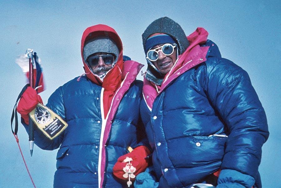 Najznámejšia fotografia Zoltána Demjána. Spolu s Juzekom Psotkom na vrchole Mount Everestu