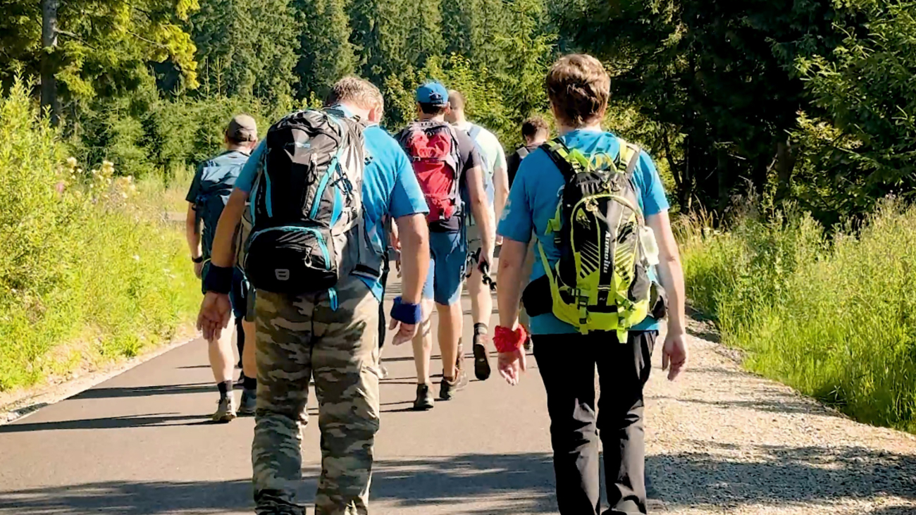 Po opustení parkoviska sme začínali na asfaltovej ceste. Foto: Gabriela Kinčoková.