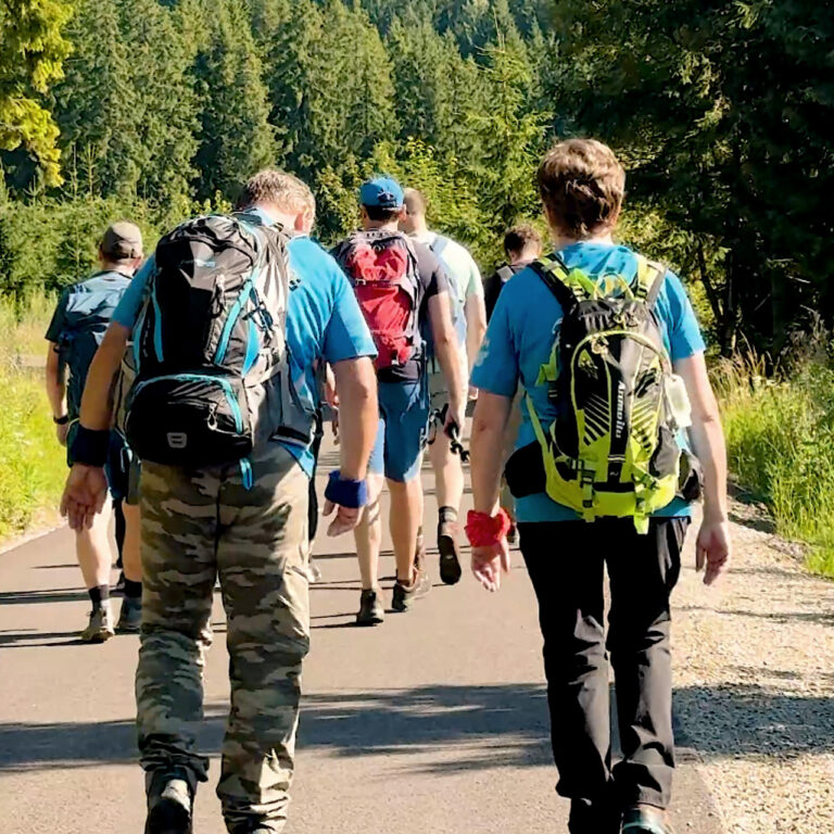 Po opustení parkoviska sme začínali na asfaltovej ceste. Foto: Gabriela Kinčoková.