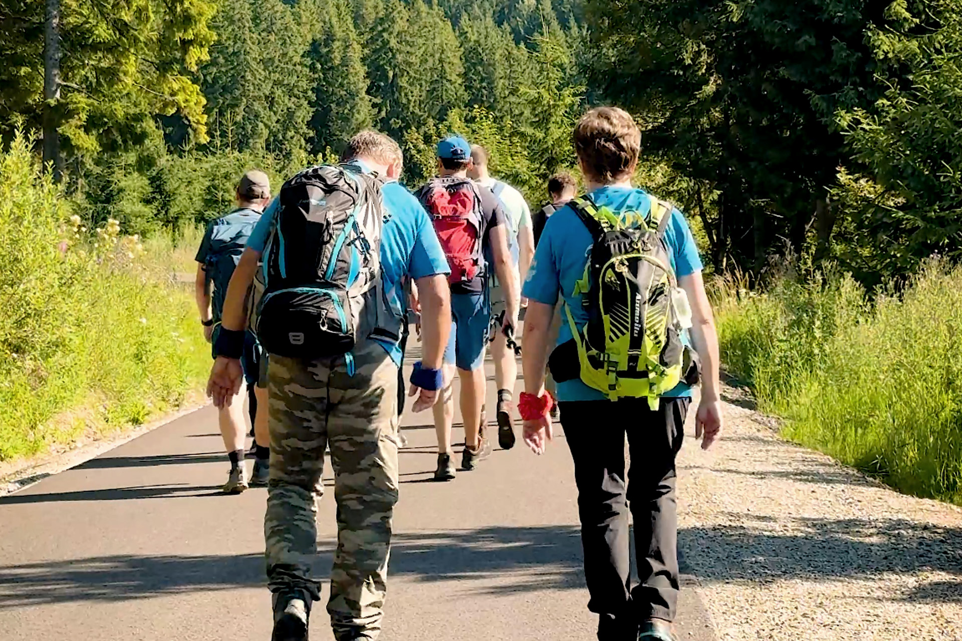 Po opustení parkoviska sme začínali na asfaltovej ceste. Foto: Gabriela Kinčoková.