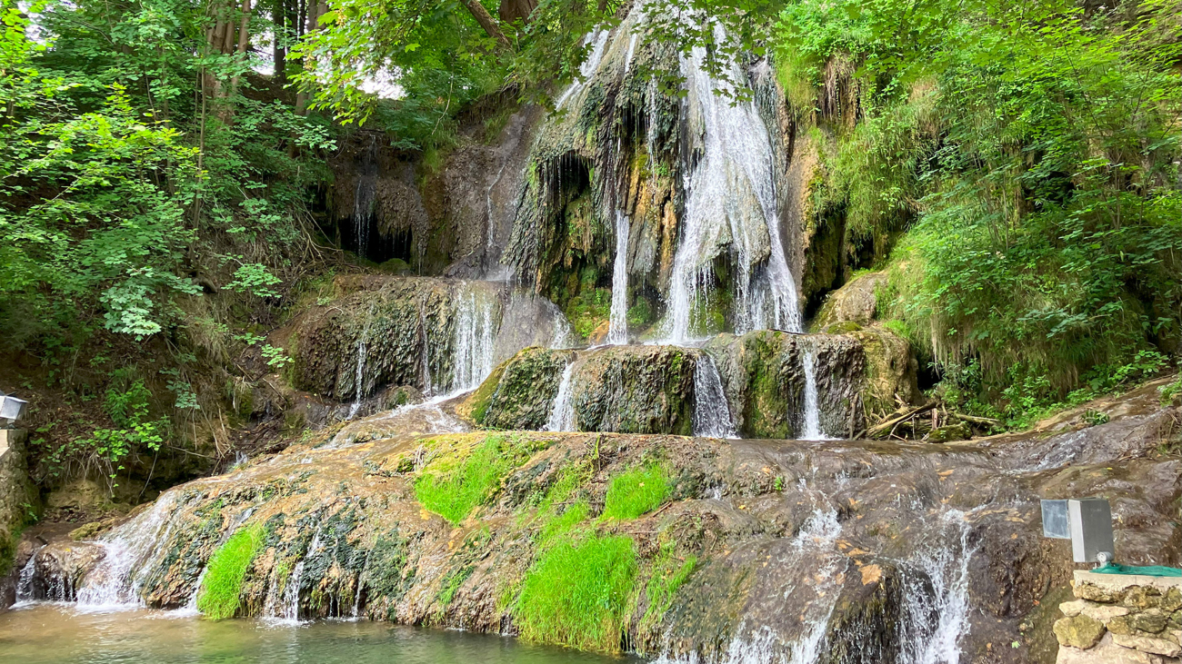 Lúčanský vodopád sa nachádza priamo v centre obce. Foto: Jaroslav Kizek.