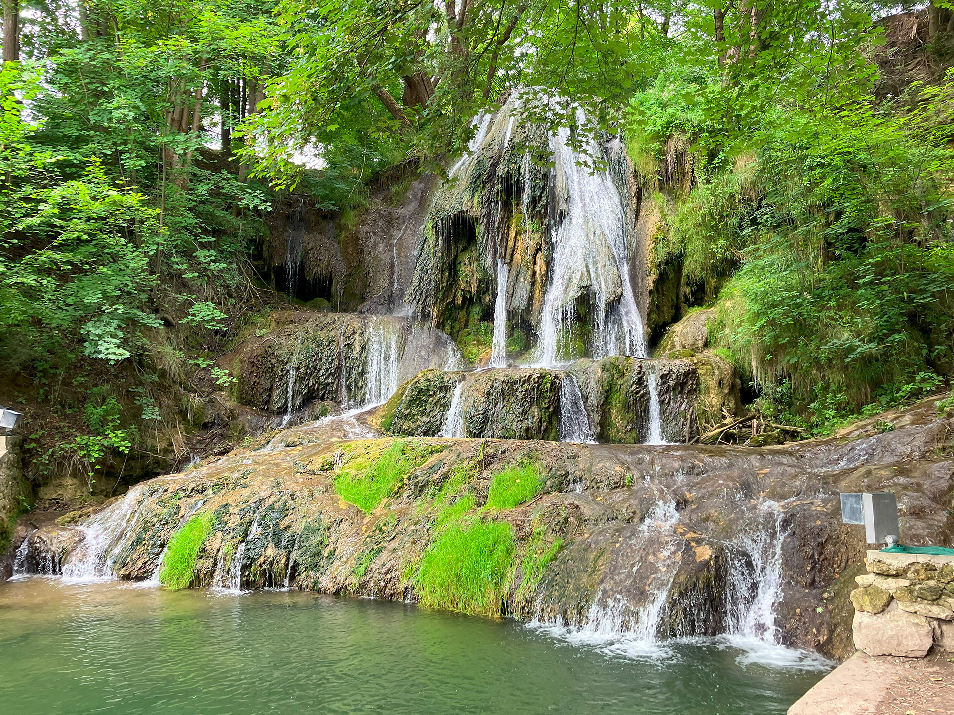 Lúčanský vodopád sa nachádza priamo v centre obce. Foto: Jaroslav Kizek.
