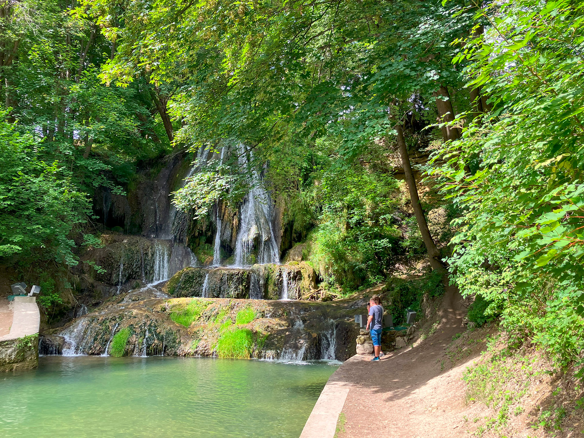 Voda padá z travertínovej terasy priamo do jazierka. Foto: Jaroslav Kizek.