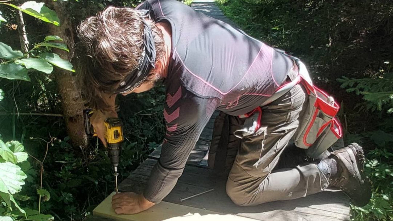 Opravujú časti Náučného chodníka Pramenisko