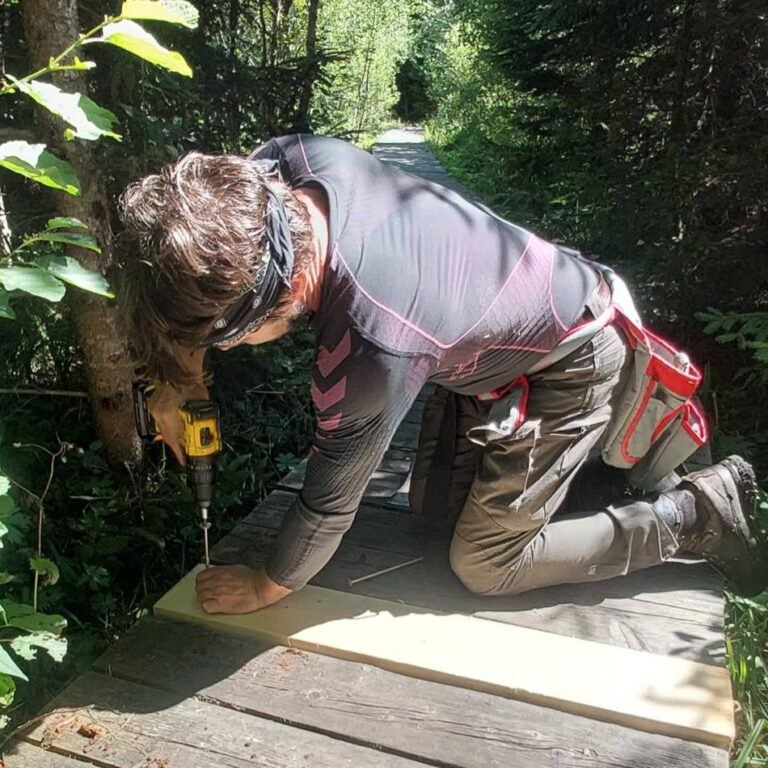 Opravujú časti Náučného chodníka Pramenisko