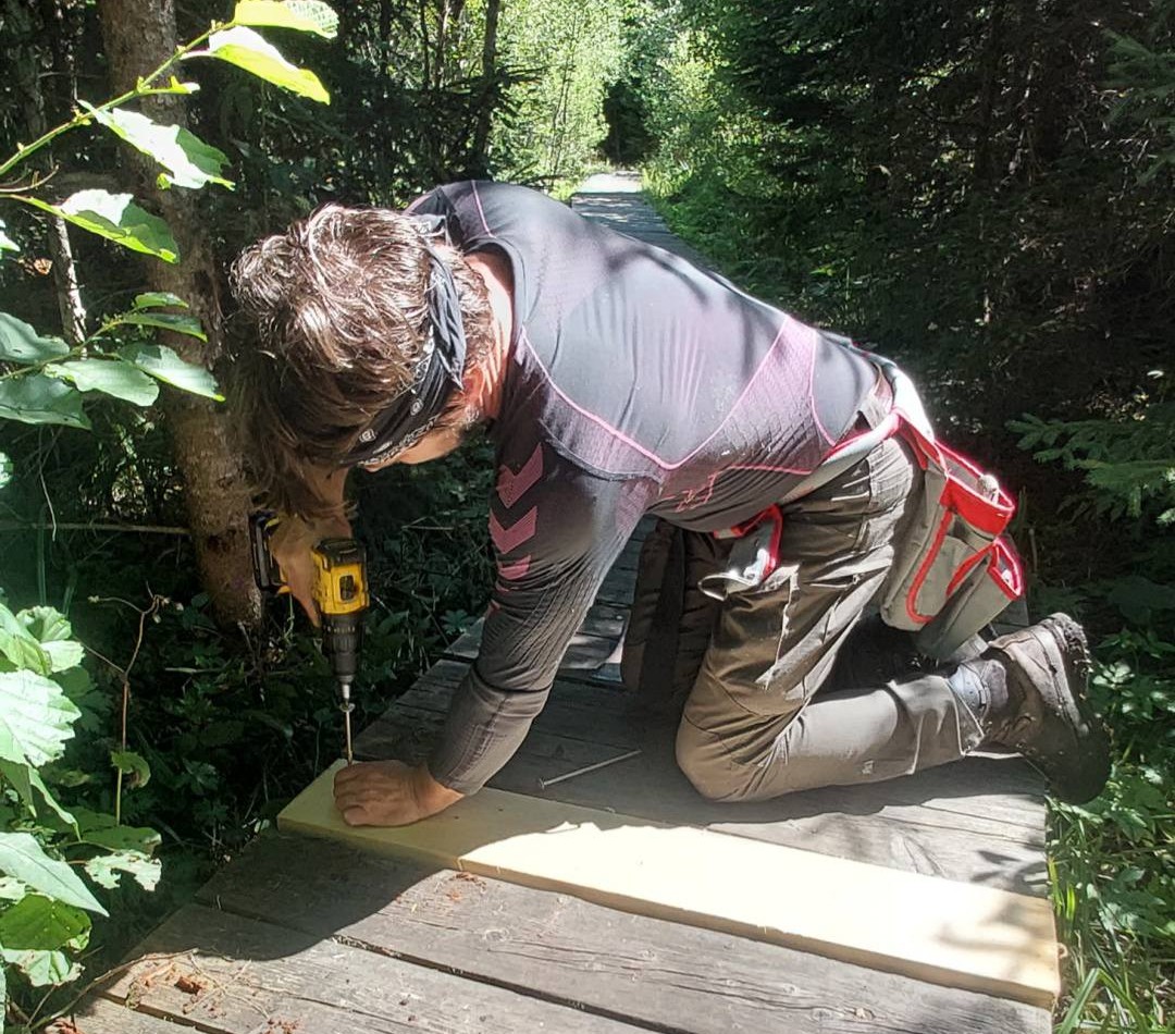 Opravujú časti Náučného chodníka Pramenisko