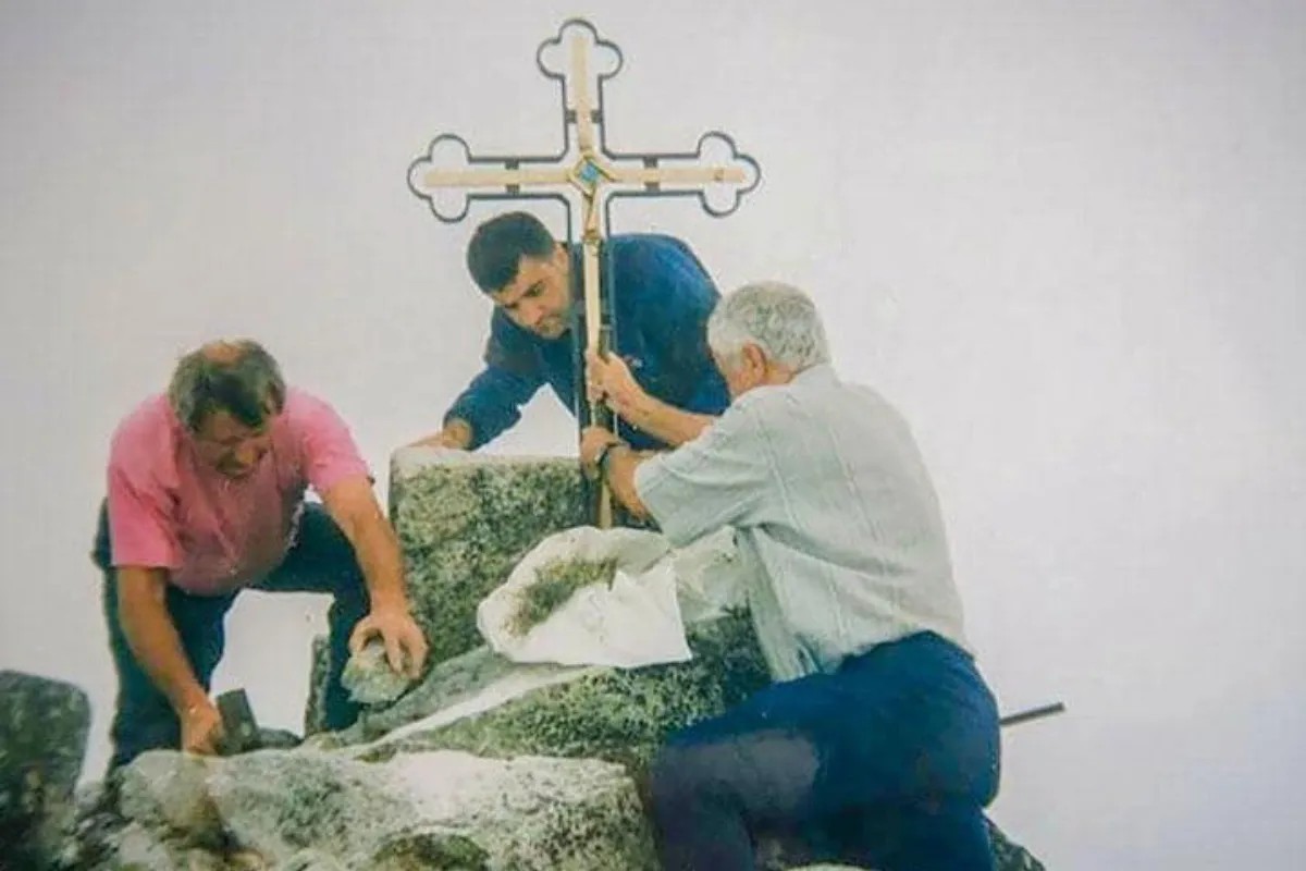 Traja horskí vodcovia pri osádzaní kríža na Gerlachu