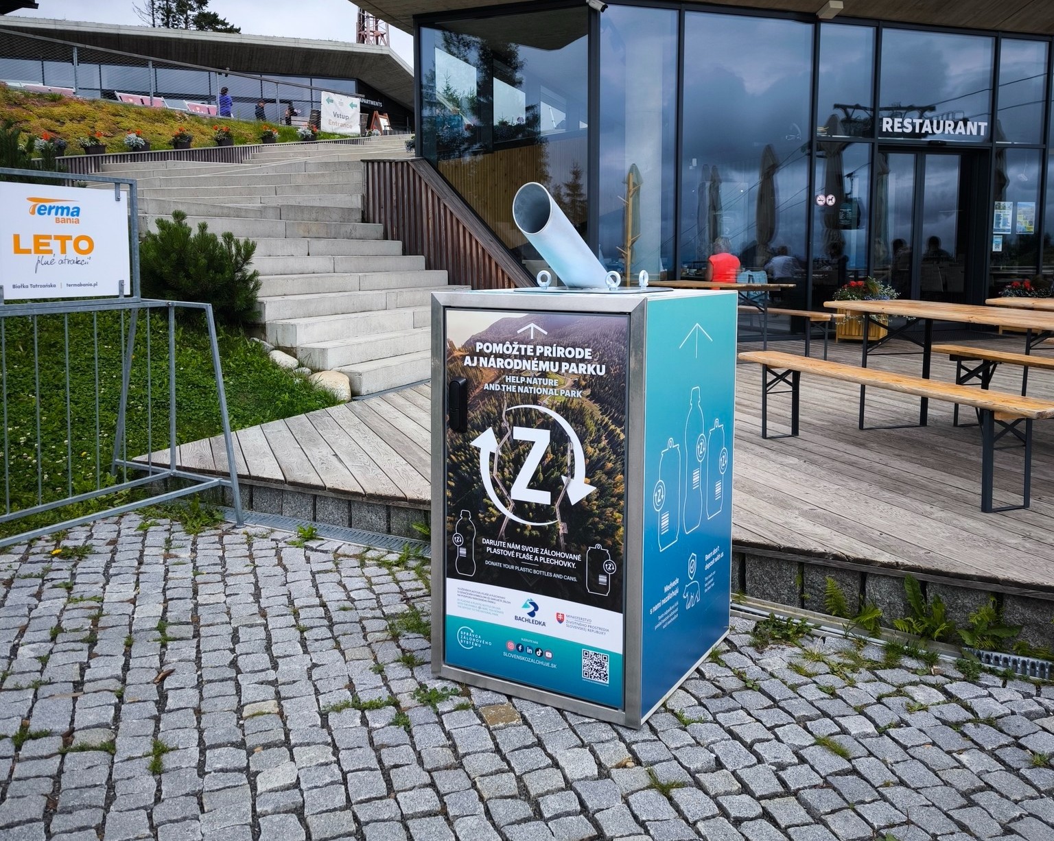 Nádoba na zber plastových a kovových jednorázových obalov pri Chodníku korunami zdravia