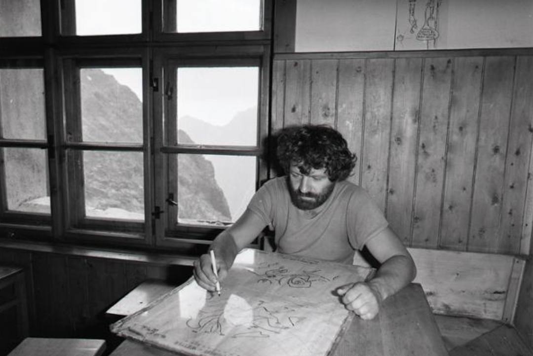 Mladý Viktor Beránek nad predpovednou mapou