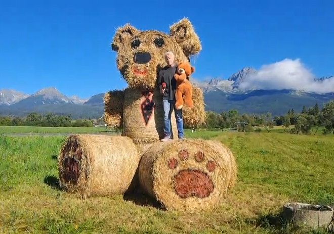 Redaktor televízie Joj Jozef Kubáni na figuríne medveďa pri Mengusoviach. Zdroj: Facebook Jozef Kubáni.