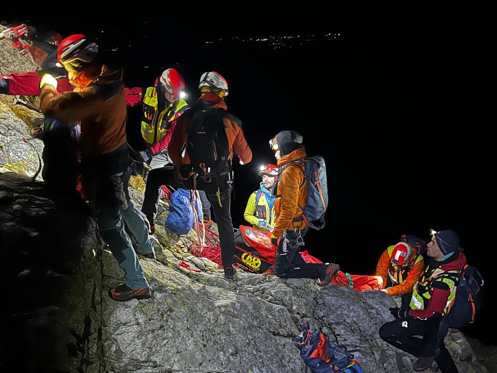 Horskí záchranári majú za sebou náročný zásah v skalách