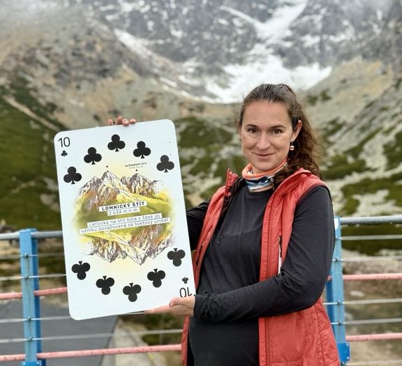 Katarína Cermanová pri Galérii Encián na Skalnatom plese