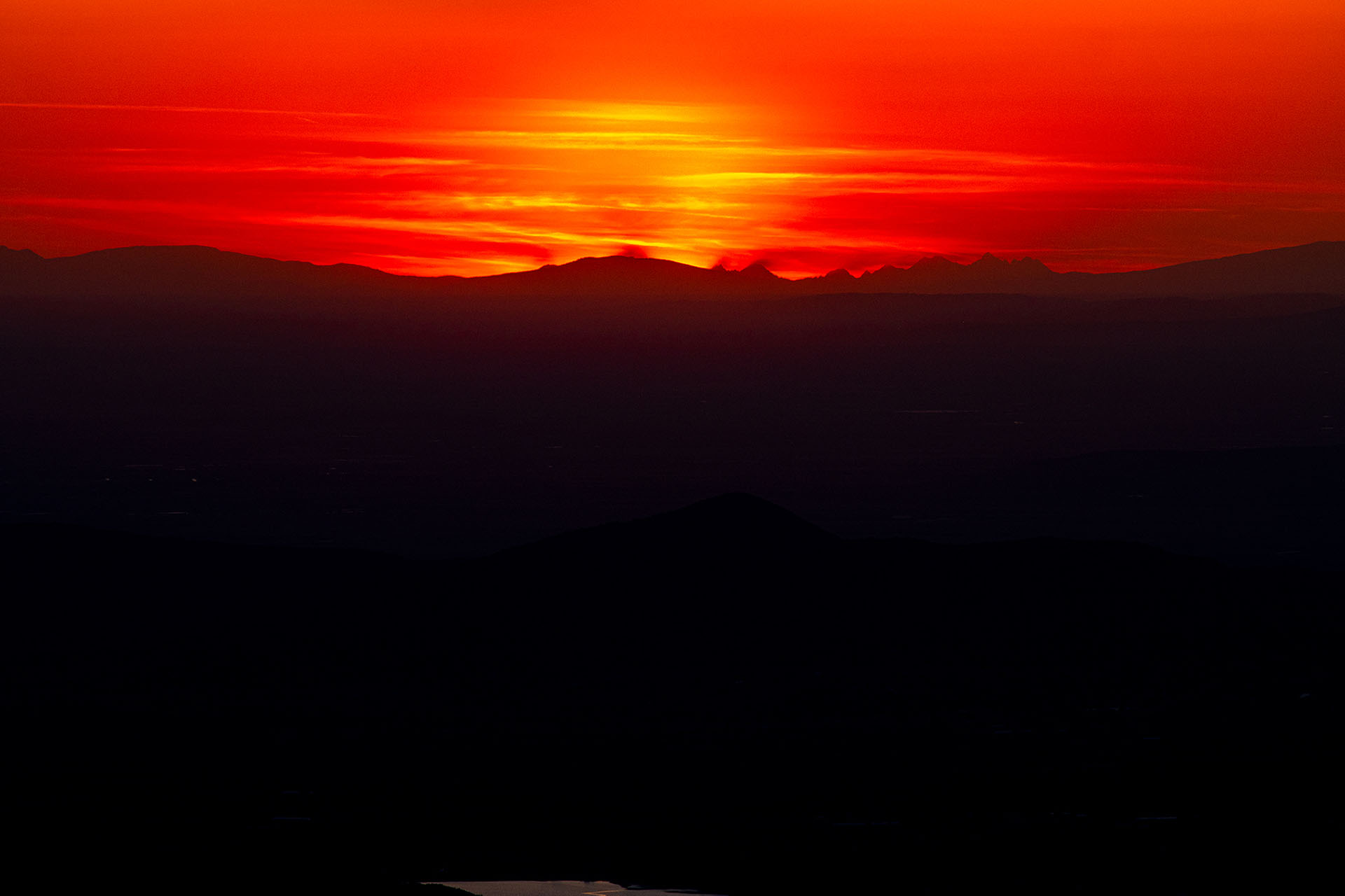 Vysoké Tatry z vrchu Pietroasa (Rumunsko), pár sekúnd po západe slnka (290 km). Foto: Richard Ježík.