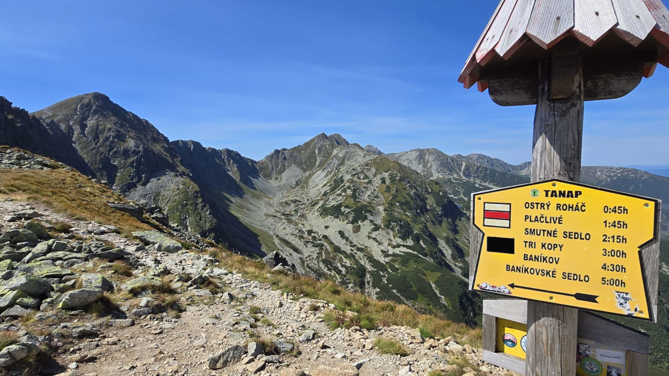 Turistický smerovník na Jamníckom sedle. Foto: Fibo.