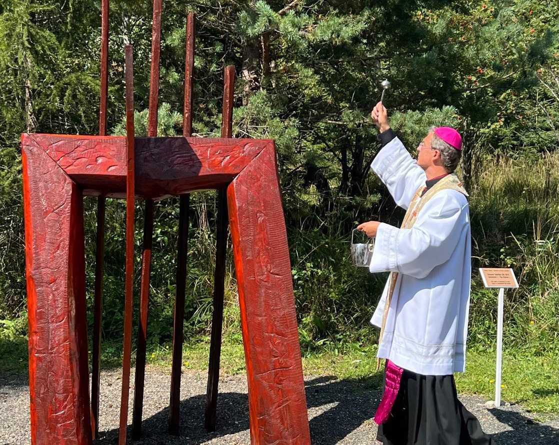 Vynovenú kalváriu požehnal diecézny biskup Spišskej diecézy František Trstenský