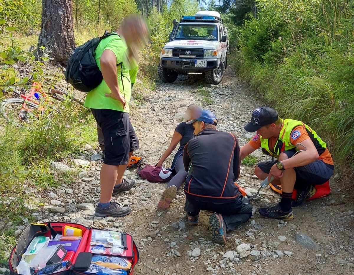 Záchranári ošetrovali zranenú cyklistku na Podtatranskej magistrále