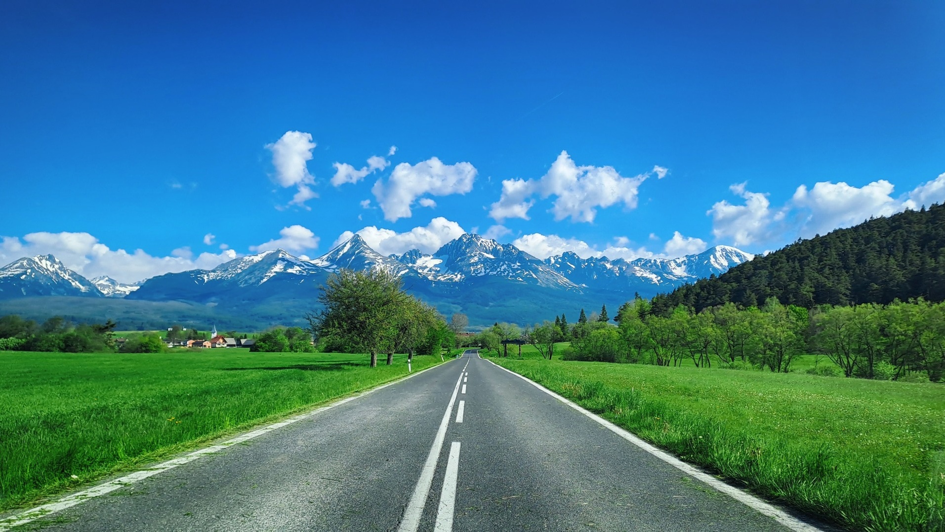 Cesta z Mengusoviec do Tatier, autor titulnej fotografie: Milan Kusala.