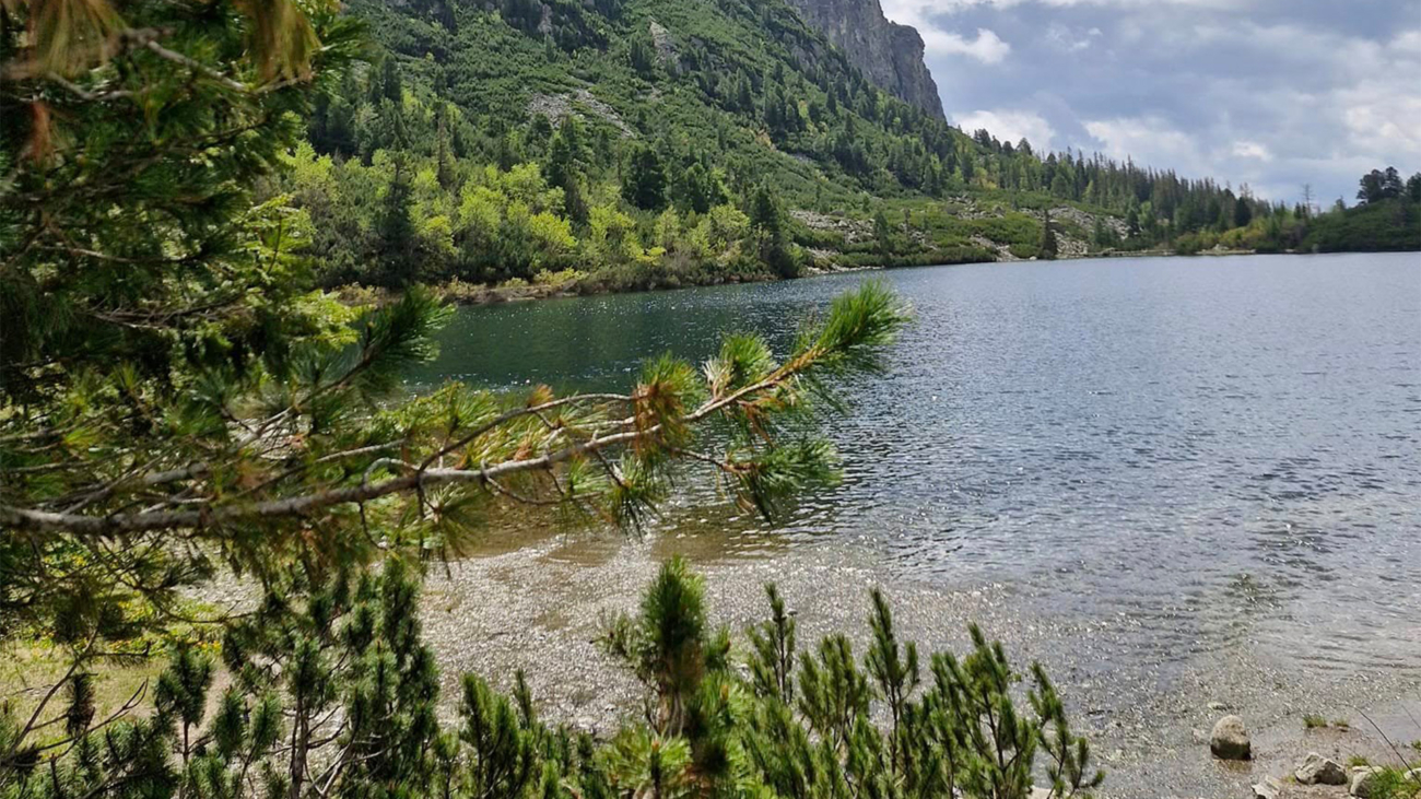 Hladina Popradského plesa. Foto: Katarína Ryboš Kašinská.